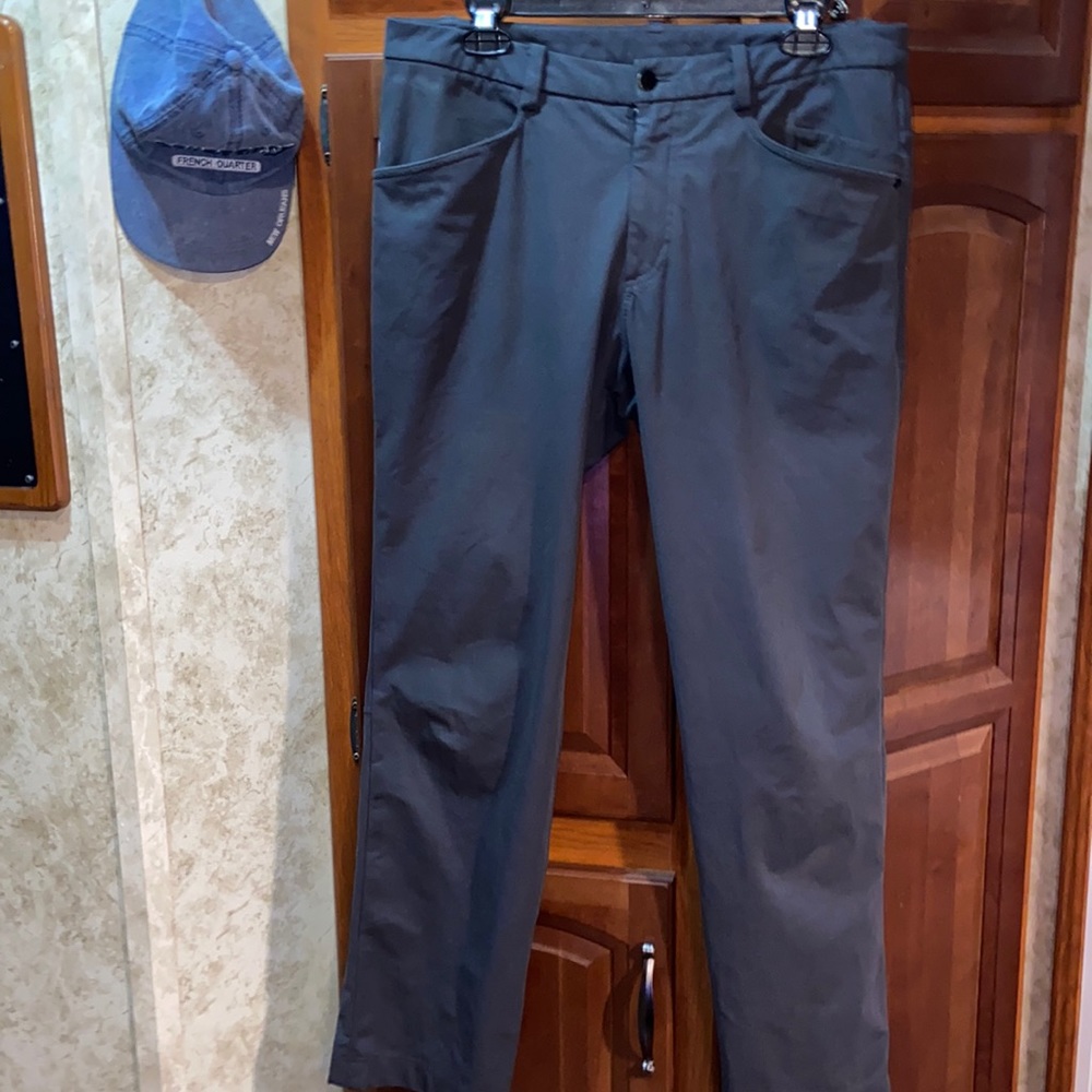 0821 Lululemon men’s commute pants size 34x32